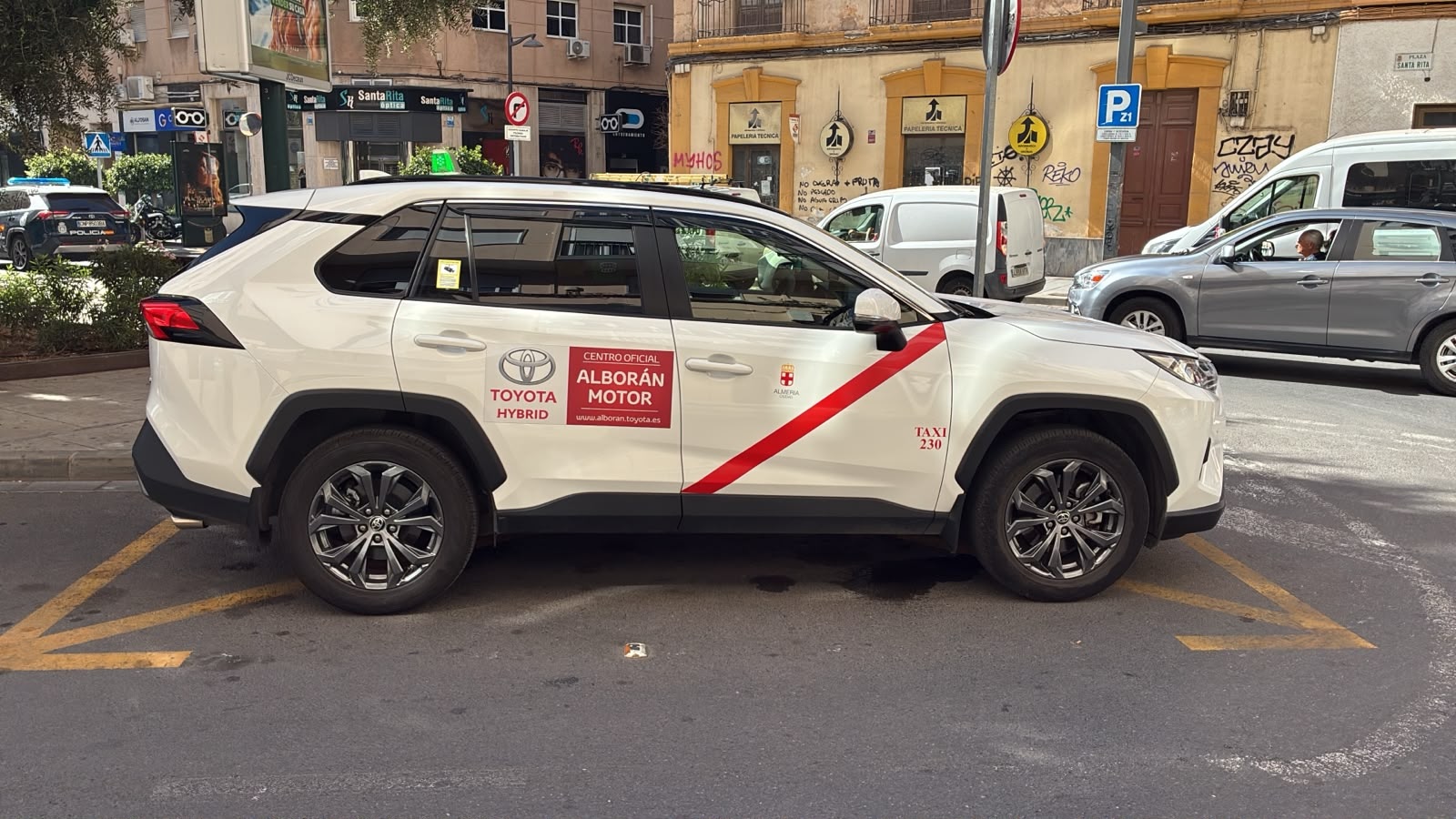Taxi Almería Toyota RAV4 Híbrido - Ángulo Exterior Secundario