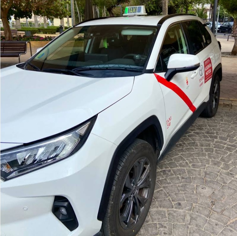 Taxi Almería Toyota RAV4 Híbrido - Vista Exterior